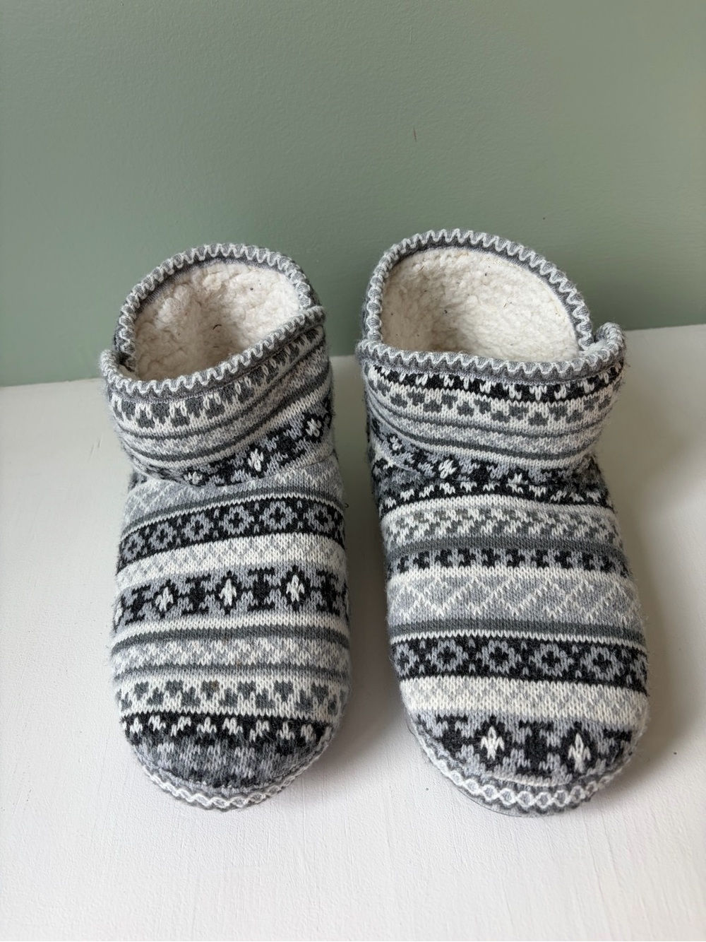 Cozy Muk luks Slipper Boots - Gray and white size large 9-10